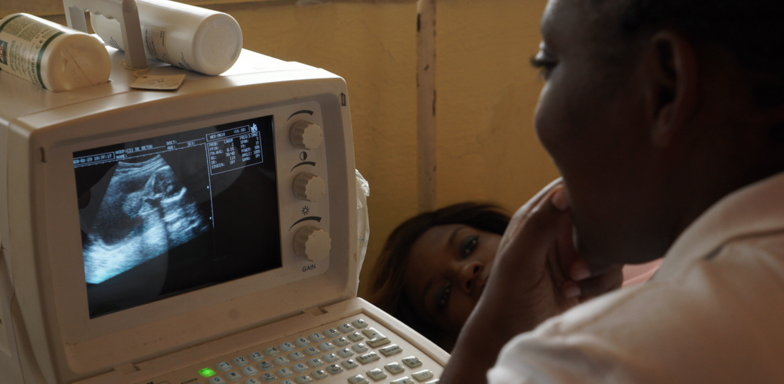 médecin Grace Mabiala avec une machine écographique