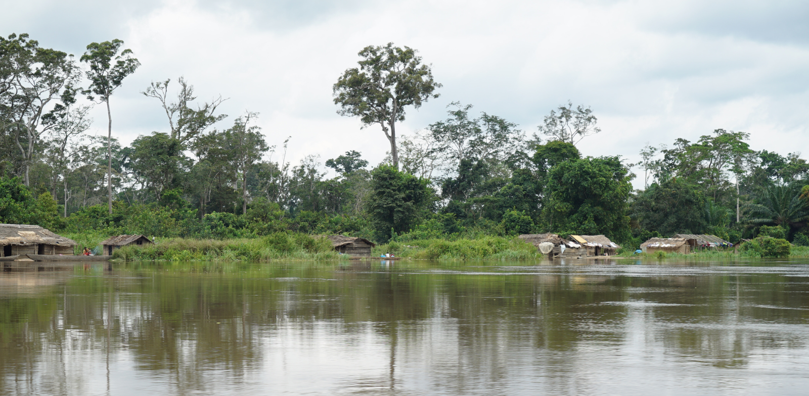 habitants du nord du congo en périphérie d'une rivière