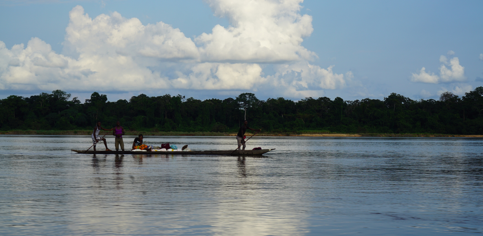 pirogue dans une rivière au nord du Congo