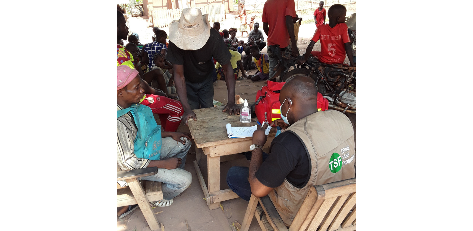 médecins de TSF qui soignent une patiente