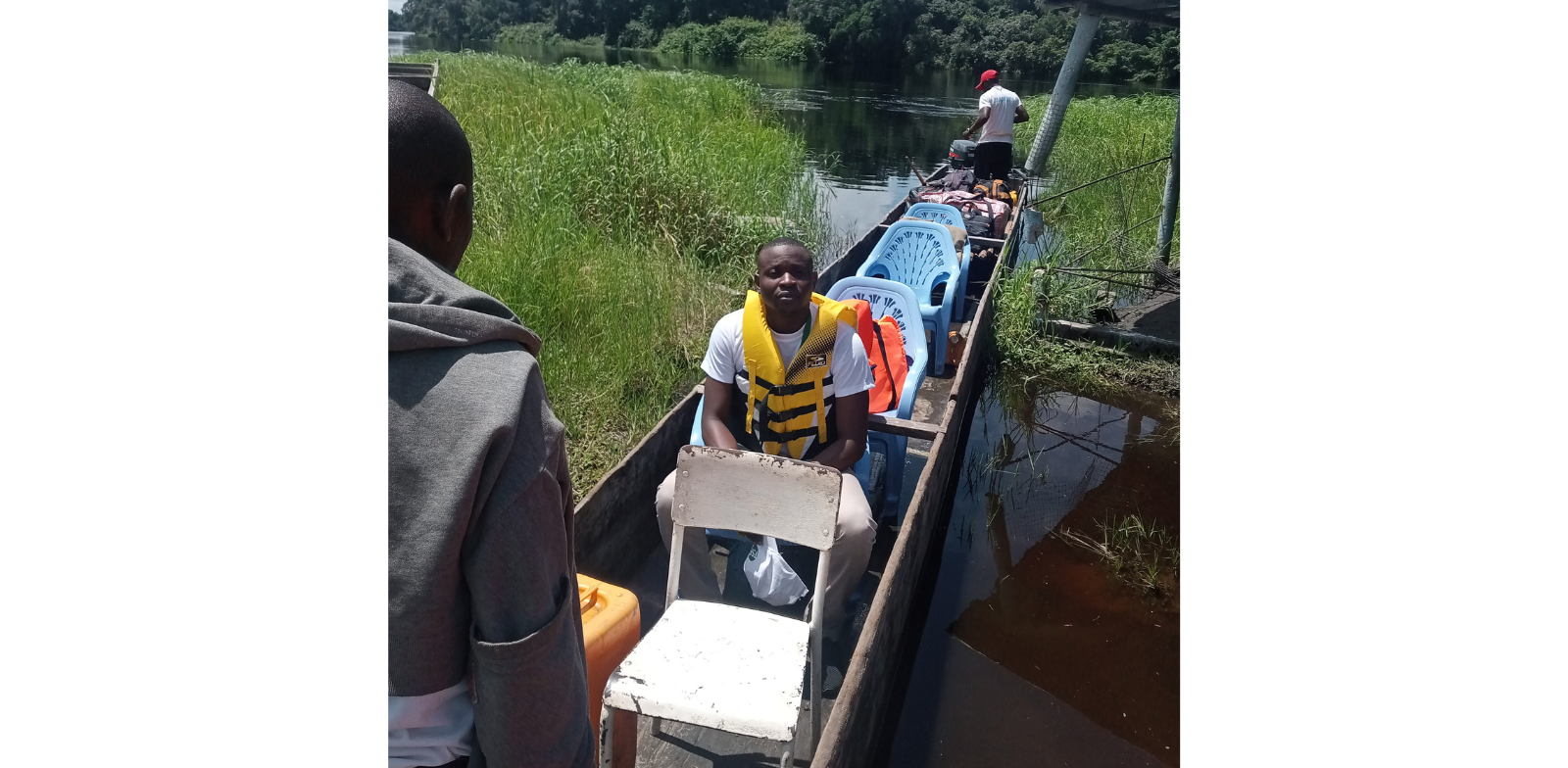 Dr Ray sur une pirogue