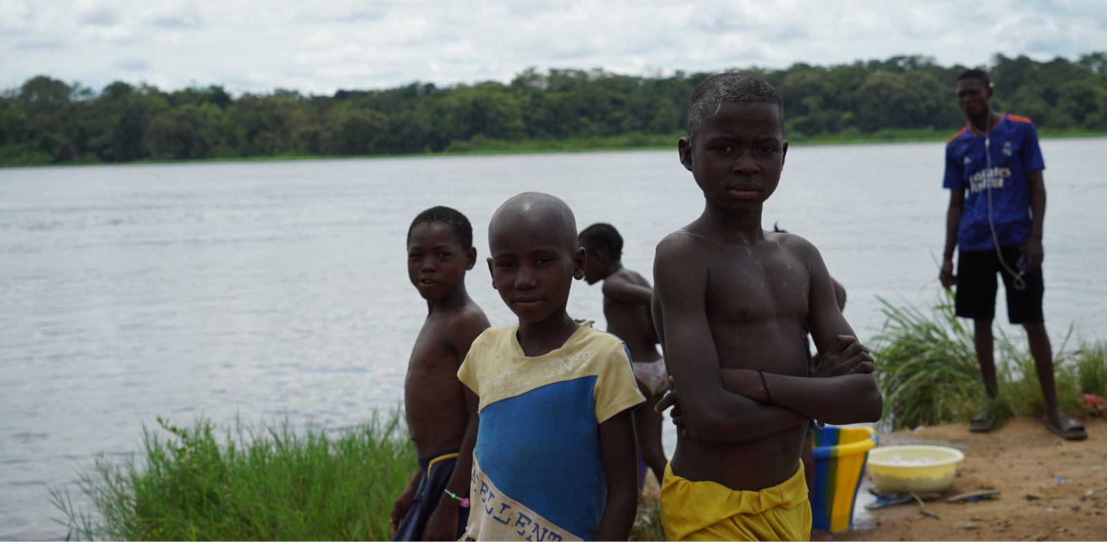 jeunes garçons au bord d'une rivière