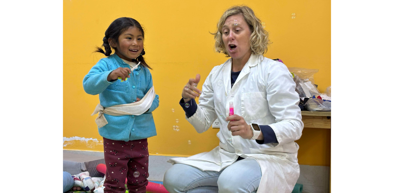 Pascale joue avec une jeune fille