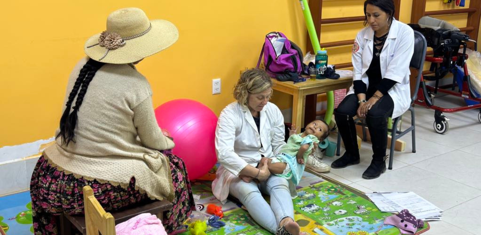 Pascale en atelier avec les mamans