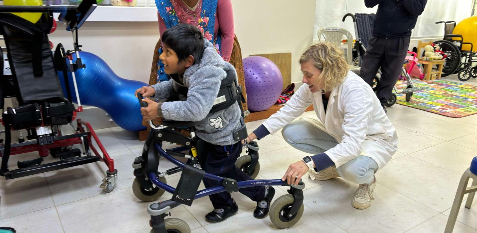 Pascale avec un enfant qui essaye une chaise